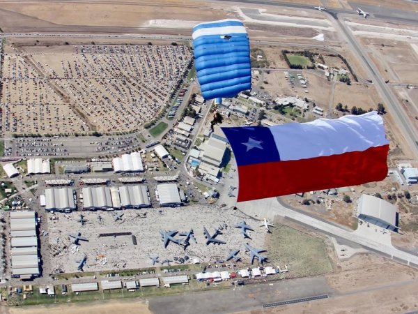 ADRENALINA EN EL CIELO: EQUIPOS DE PARACAIDISMO EN FIDAE 2026
