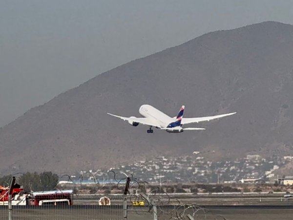 PRIMER DESPEGUE EN SIMULTANEO DE LATAM AIRLINES EN FIDAE 2026