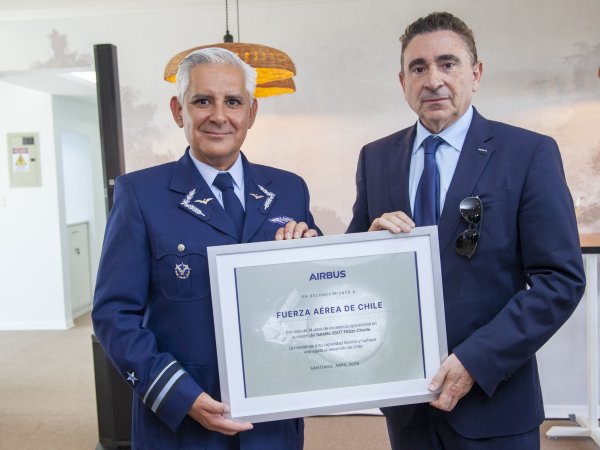 AIRBUS ENTREGA RECONOCIMIENTO A LA FUERZA AÉREA DE CHILE
