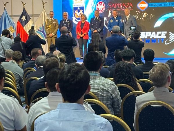 DOS IMPORTANTES ANUNCIOS PARA EL FORTALECIMIENTO AEROESPACIAL NACIONAL FIRMÓ LA FACH EN FIDAE 2026