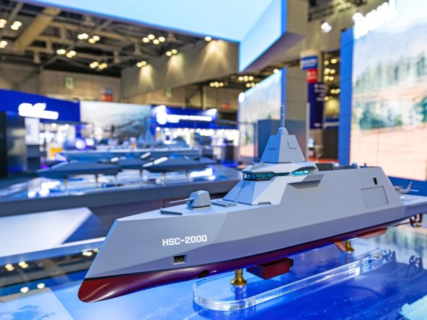 ESPACIO, ARTILLERÍA Y GESTIÓN DE COMBATE: HANWHA EN FIDAE 2026