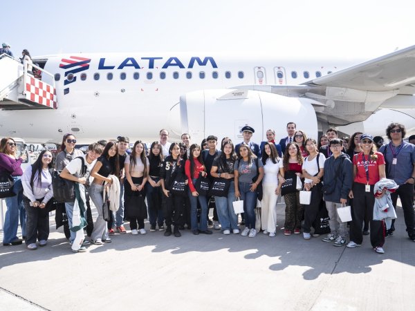 MUNICIPALIDAD DE PUDAHUEL Y LATAM ACERCAN A VECINOS Y ESTUDIANTES AL MUNDO DE LA AVIACIÓN
